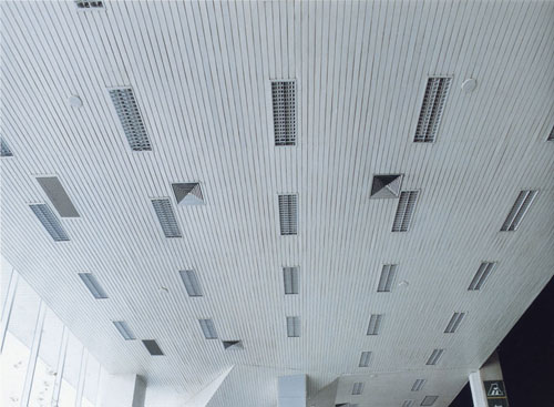 石膏板吊頂為何易開(kāi)裂？——深度解析家裝工程中的常見(jiàn)問(wèn)題